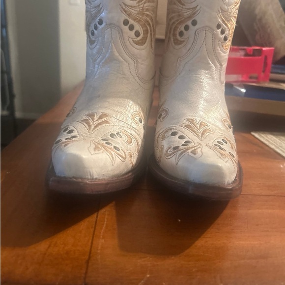 Circle G White and Tan Embroidered Cowboy Boots - Picture 6 of 9